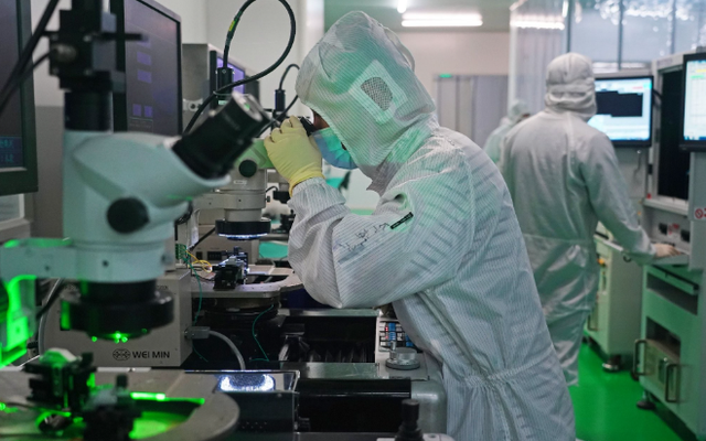 一个都跑不掉！华为600万年薪高管，带13人偷芯片，如今下场解气