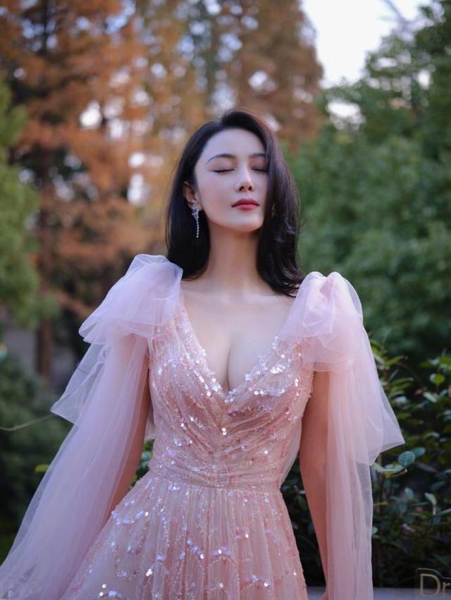 张馨予太丰满，穿深V裙都兜不住好身材，我感慨：资本果然会选人