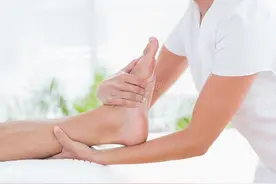 睡前10分钟足底按摩，解锁全身健康，改善睡眠质量图片