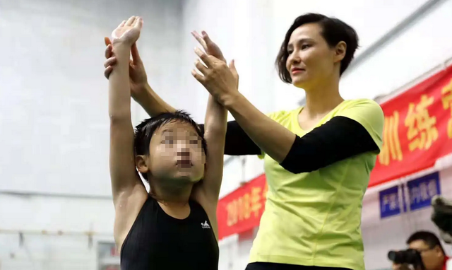 郭晶晶没想到，移居美国惨遭丈夫抛弃的高敏，已走上另一条上坡路