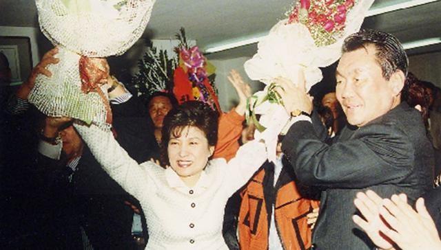 73岁朴槿惠晚年生活：没有丈夫和儿女住别墅，蓝颜柳荣夏寸步不离