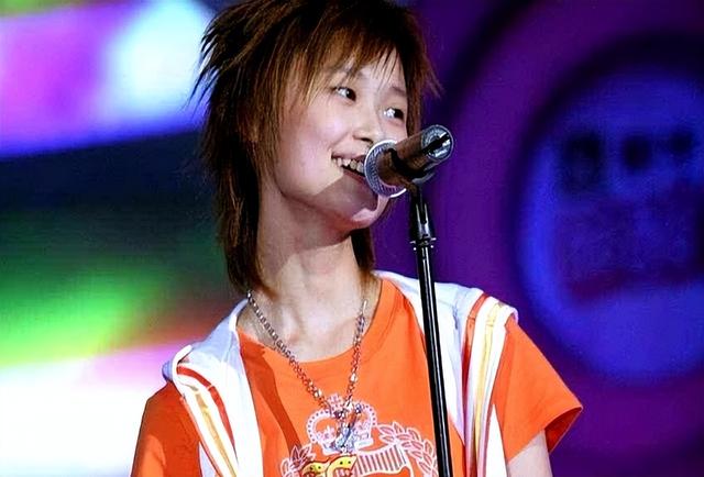 摊牌了，背靠大佬、嫁法国老头、瘫痪，李宇春不再隐瞒，回应了