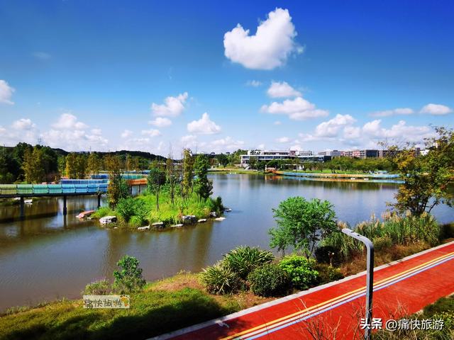 这座自贡宝藏公园不仅有水上玻璃栈道，更有“水帘长廊”瀑布！