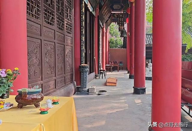 成都被严重低估的寺庙，大殿华丽庄重，让人吃惊不小，公交可直达