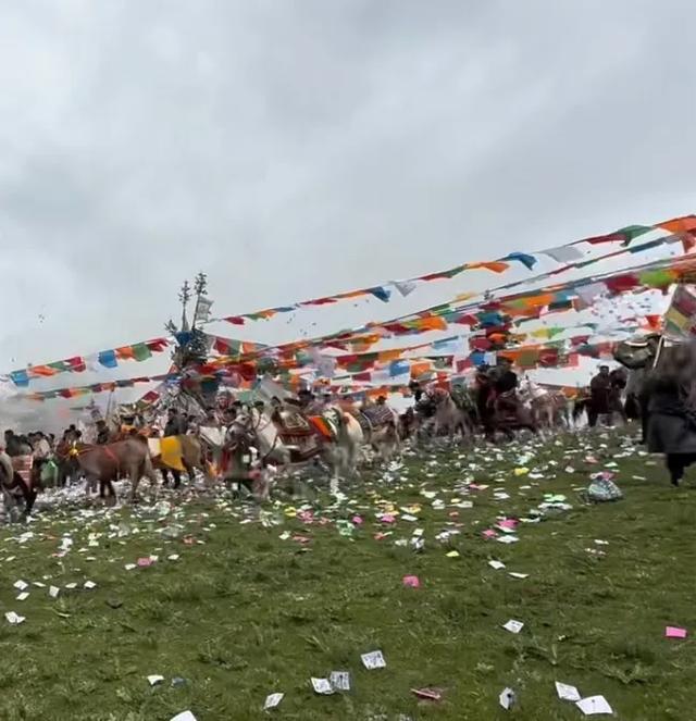 萨玛王朝后裔康巴人的赛马节