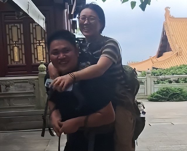 广东女子登山脚崴，被陌生小伙背40分钟下山，恶心的一幕出现了