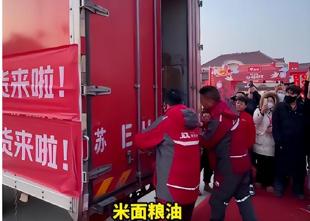 刘强东光送年货没发钱，60岁村民被问是否失望	，老人家回答太戳心