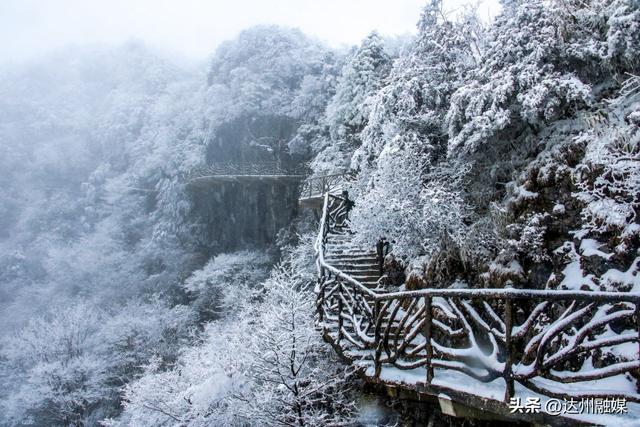 探秘之旅主题线路“打卡”巴文化 冰山雪海激情燃烧罗盘顶