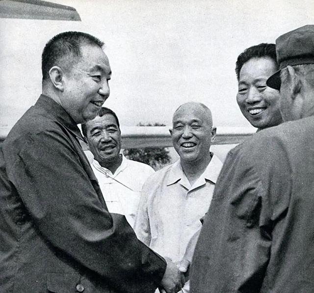 80年华国锋来南京，许世友称病不见，晚年许评价：华同志耳根子软
