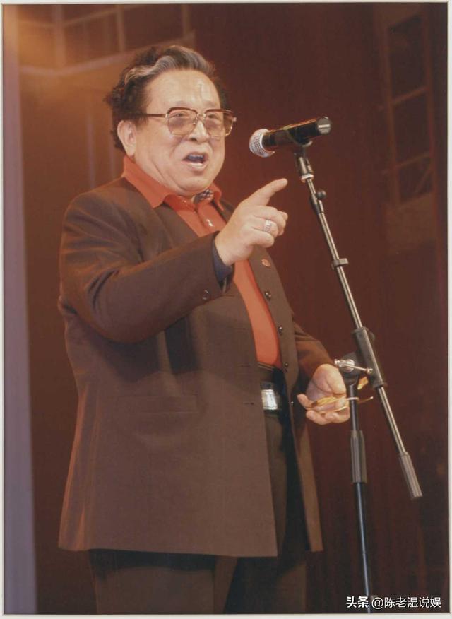 上午被免职	，下午被带走，登24年春晚却忽然消失的黄宏如今怎样