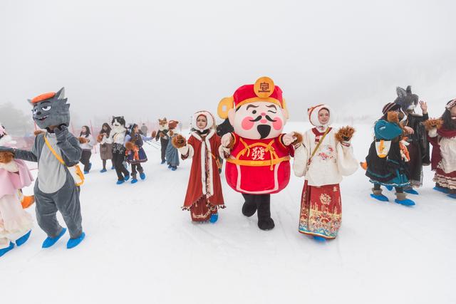 “冷资源”迸发“热效应” | 玉舍雪山滑雪场开板火爆，点燃南国冰雪激情