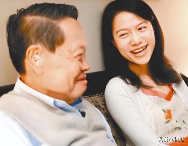 杨振宁葬礼刚结束，恶心的一幕就出现了！遗体盖国旗都被人质疑