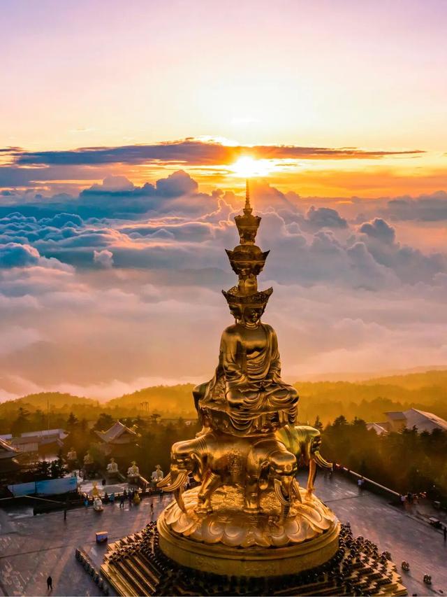 峨眉山这种级别的秋景，我愿称之为饱和度战神