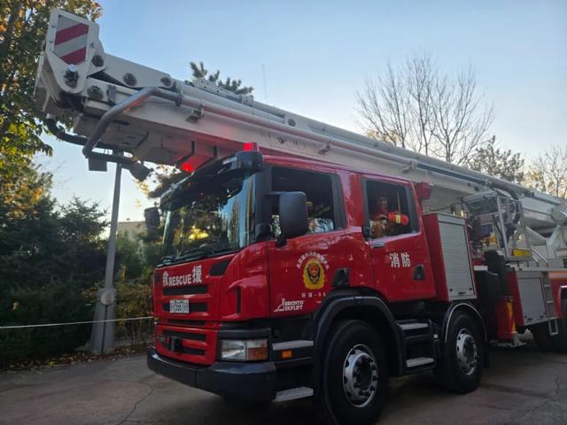 【我们的环球嘉年华】当花车巡游遇上逆行英雄！北京环球度假区上演最“燃”消防宣传