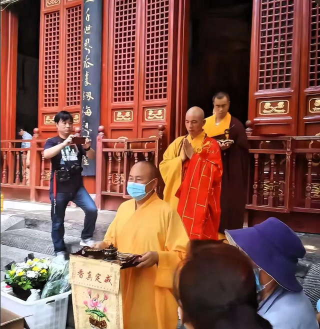 少林寺官宣新主持不到1天，恶心一幕出现，遭网友质疑，理由一致