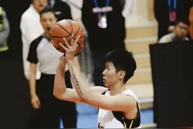 中国篮球又闹笑话 女篮国手冲撞裁判被重罚 不满明显走步漏吹图片