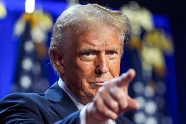 特朗普根本没想到，欧盟还没对中国加税100%，冯德莱恩先被催下台