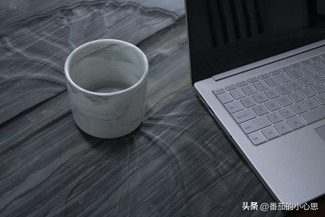 前药房主任50岁，借口眼神不好，要调岗，大家不理解，他笑而不答