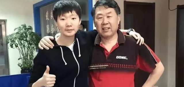 万万没想到，王曼昱夺冠，第一拥抱的不是教练，竟是老对手孙颖莎
