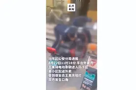 济南一外卖员骑电动车进小区受阻，拿出甩棍被两名保安按压在地图片