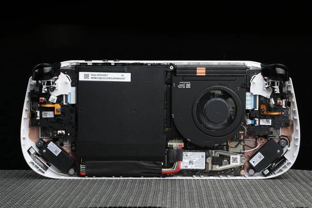 配备长江存储PC411 SSD、畅玩《黑神话：悟空》！联想拯救者Legion Go S游戏掌机体验