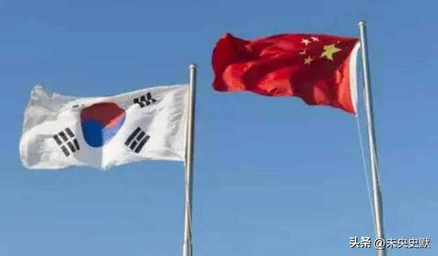 吃完了酒席	，李在明启程离京，临走前终于对华改口，一个时代告终