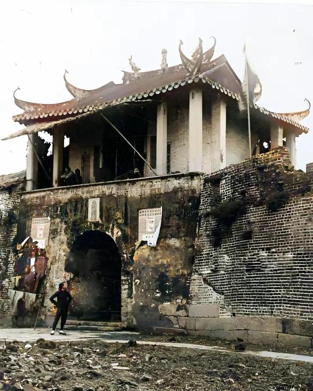 广东开平无人村，村民斥巨资盖豪宅后，全村移民加拿大，70年未归