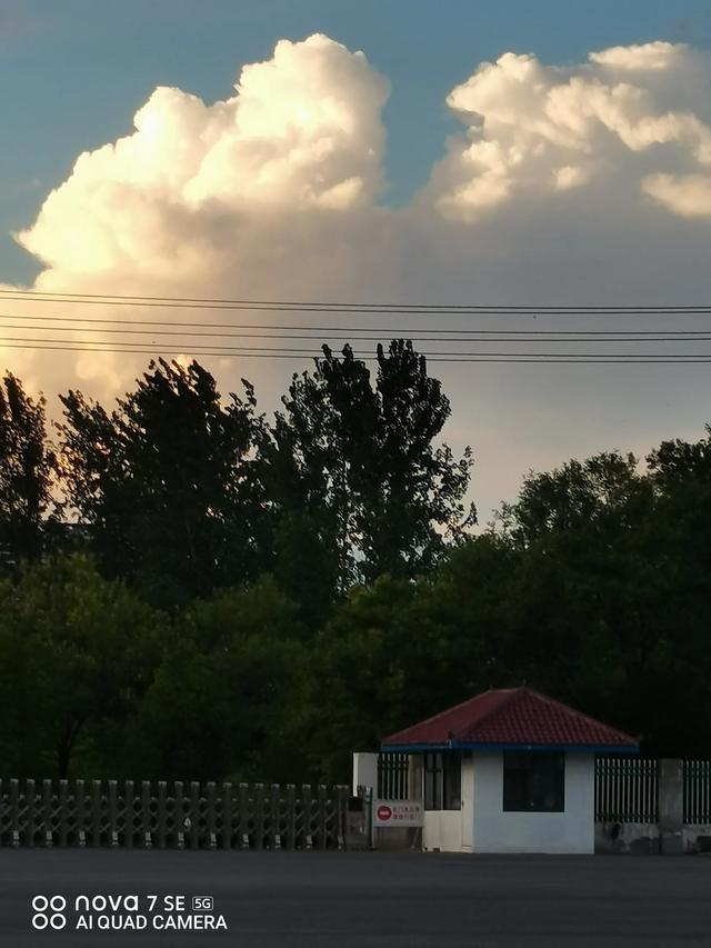 雨过天晴的傍晚看天空云朵