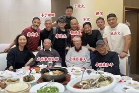 吴京李连杰聚餐，于荣光只能站在最后，坐C位不出所料，大咖云集图片