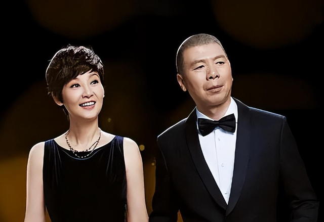 和徐帆离婚传闻真相大白仅2个月，冯小刚近况曝出，一点都不意外