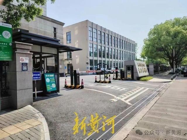 杭州市富阳区对杭州野生动物园“黑熊事件”作出处理：黑熊表演永久性停止、驯养员停职转岗