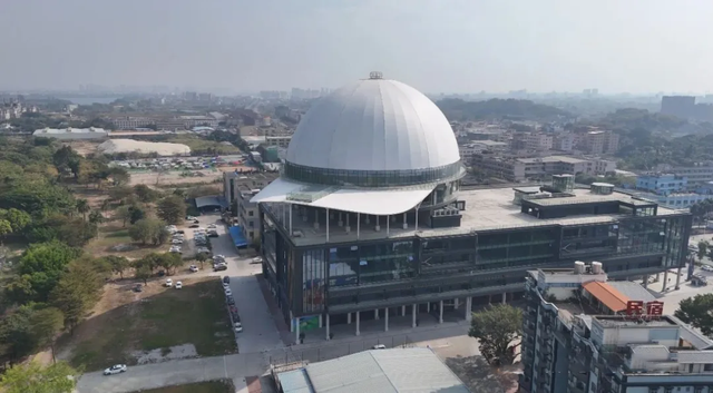 奇葩还是艺术？广东一小镇砸4.5亿，“一顶大帽子”扣成了新地标