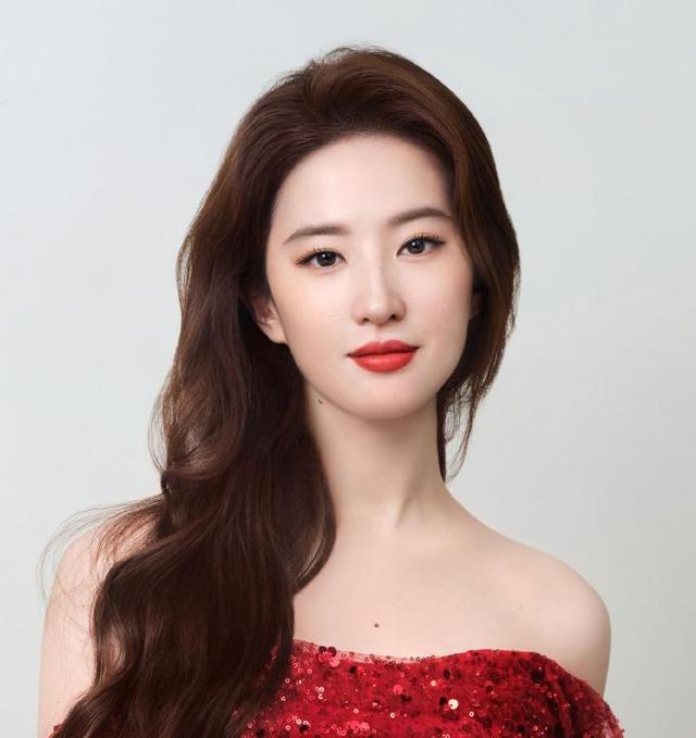 一场香港大火，让大家看清了38岁刘亦菲的"真面目"，赵立坚说对了