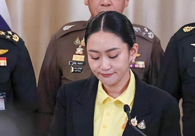 4比2，泰国最新民调出炉，佩通坦想官复原职，中方说了句公道话
