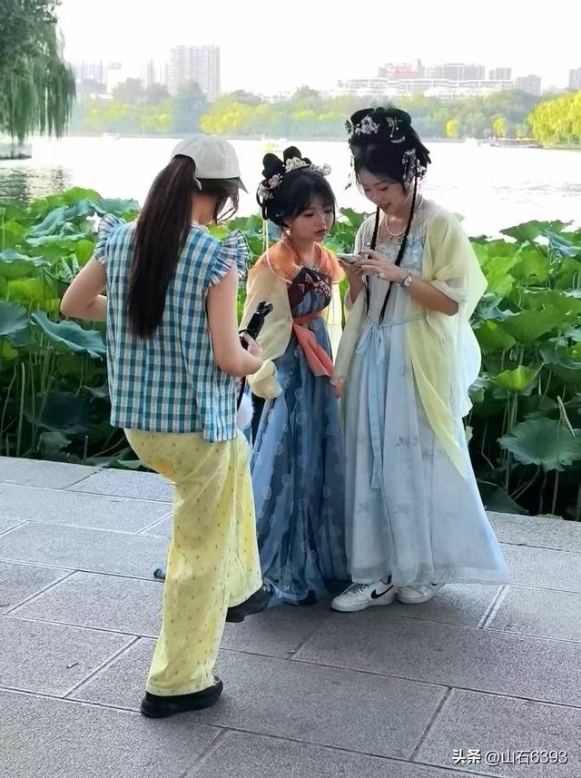 《雨荷厅畔荷香美女乐》～新华社原军事记者陶俊峰泉城大明湖美拍