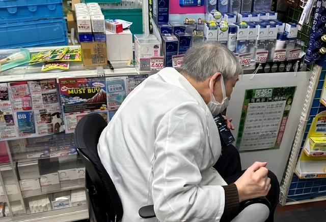 70岁送外卖的日本老人，不敢退休为活下去，繁华东京背后有多残酷