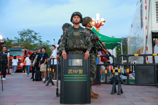 楚雄彝族自治州火把节，武警官兵保障游客平安出行