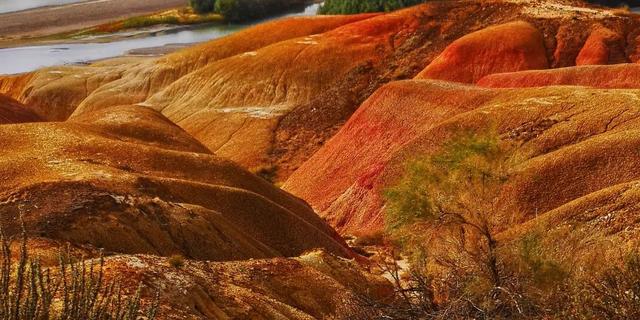上帝调色盘 新疆“五彩滩”