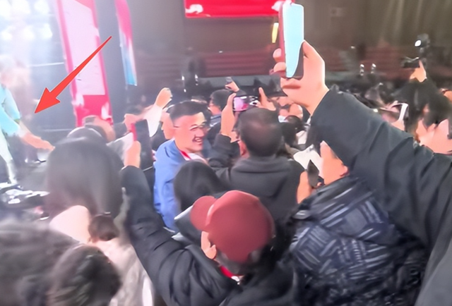 闫学晶没想到	，2026才刚刚开年，老搭档冯巩就给自己狠狠上了一课