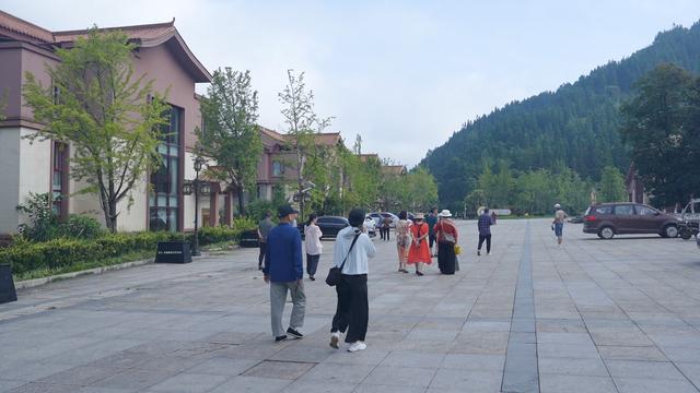盘州市妥乐古银杏景区：绿色氧吧引来众多避暑游客