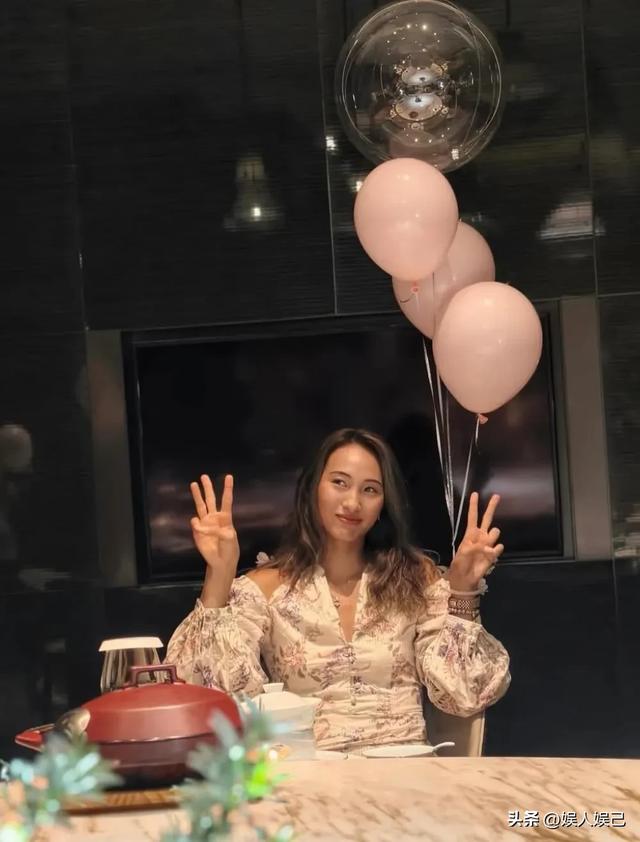 郑钦文和家人庆23岁生日，穿仙女短裙亮相，大长腿实在太吸睛！