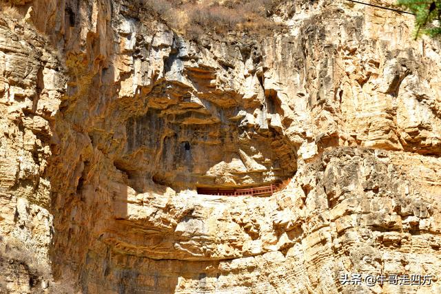 山西宁武石门悬棺：万仞崖龛藏古柩、千年石棺映翠岚