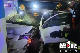重庆一女司机错把油门当刹车 致轿车撞墙一人被困图片