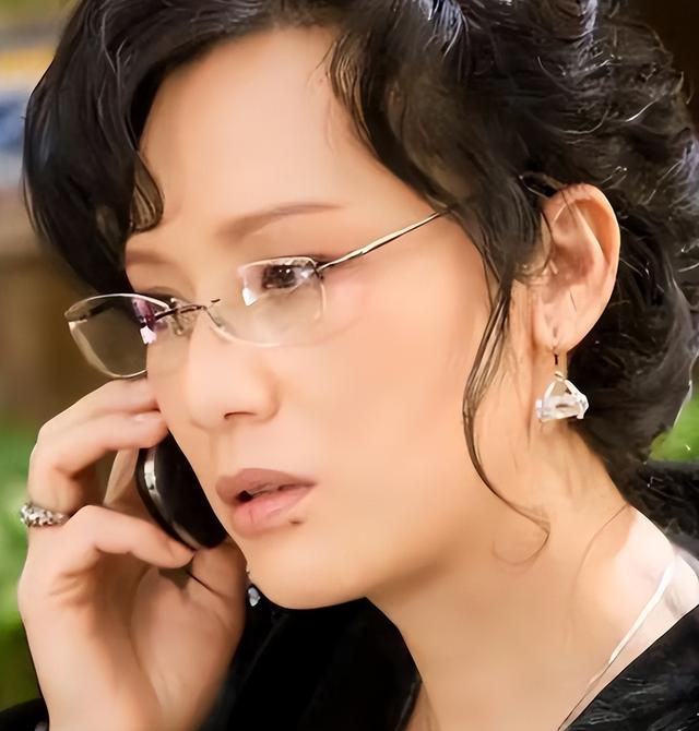 她长得太美被导演据为己有，同居27年无名无分，年仅63岁不治身亡