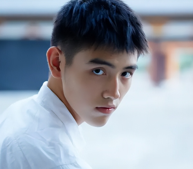 长得太美被导演占为己有，4年后生下大明星儿子，17岁就成男一号