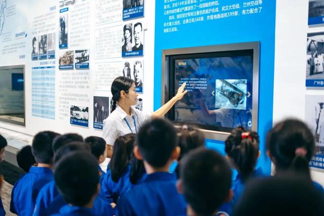 快来航空馆当“小机长”！模拟机舱体验、空中急救、学踢正步…