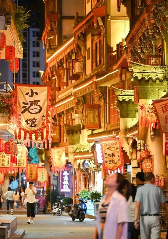 西安向南45分钟！小城撸熊猫、溯溪、看云、发呆，还藏了秦岭第一抹秋色