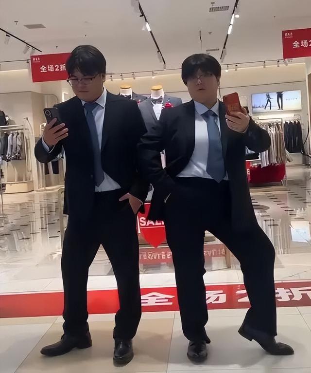 广东95后夫妻酷似双胞胎，被网友建议测DNA，妻子：相亲认识，做过婚检，婚后越长越像