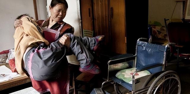 看到玻璃娃娃621分感动全网，才明白被父母赶出家门的小凯，不冤