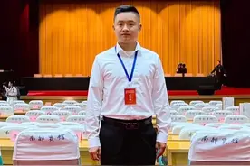 他创作的大字隶书，一年内四次入选中书协主办的展赛，气势生猛图片